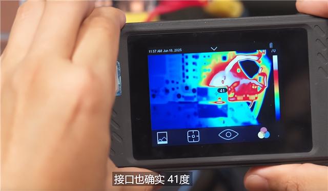 华硕首发背插2.5 RTX 5090:上下两个供电接口、极限供电2100W