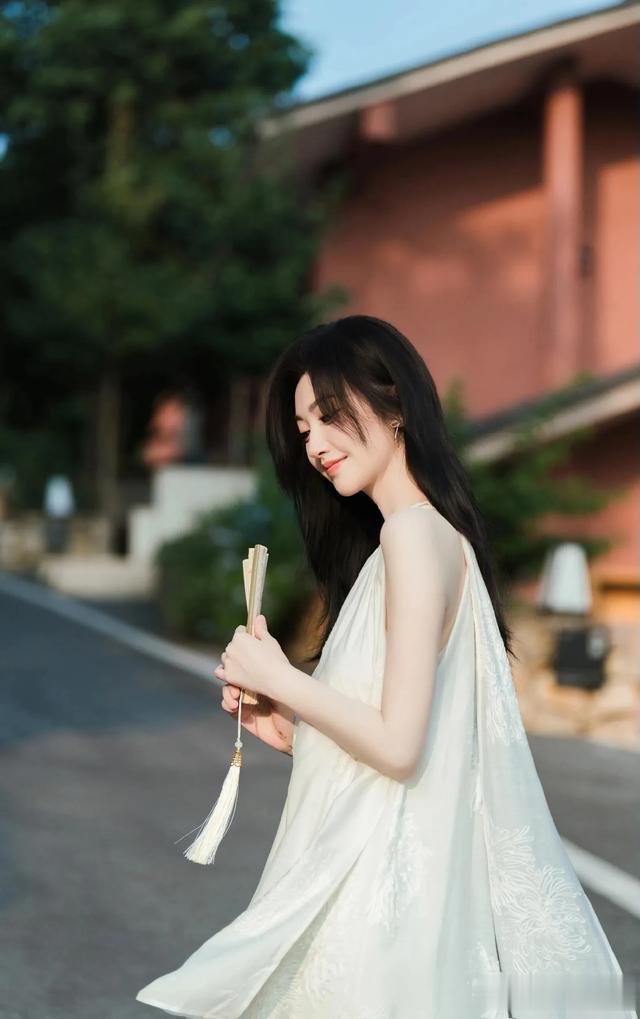 景甜把古典美刻进DNA了，素白长裙配珍珠耳饰，连头发丝都好美