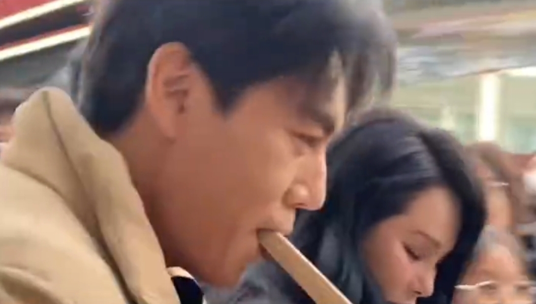 伊能静陪秦昊回沈阳老家，二人现身沈阳街头，牵手逛街，好甜蜜