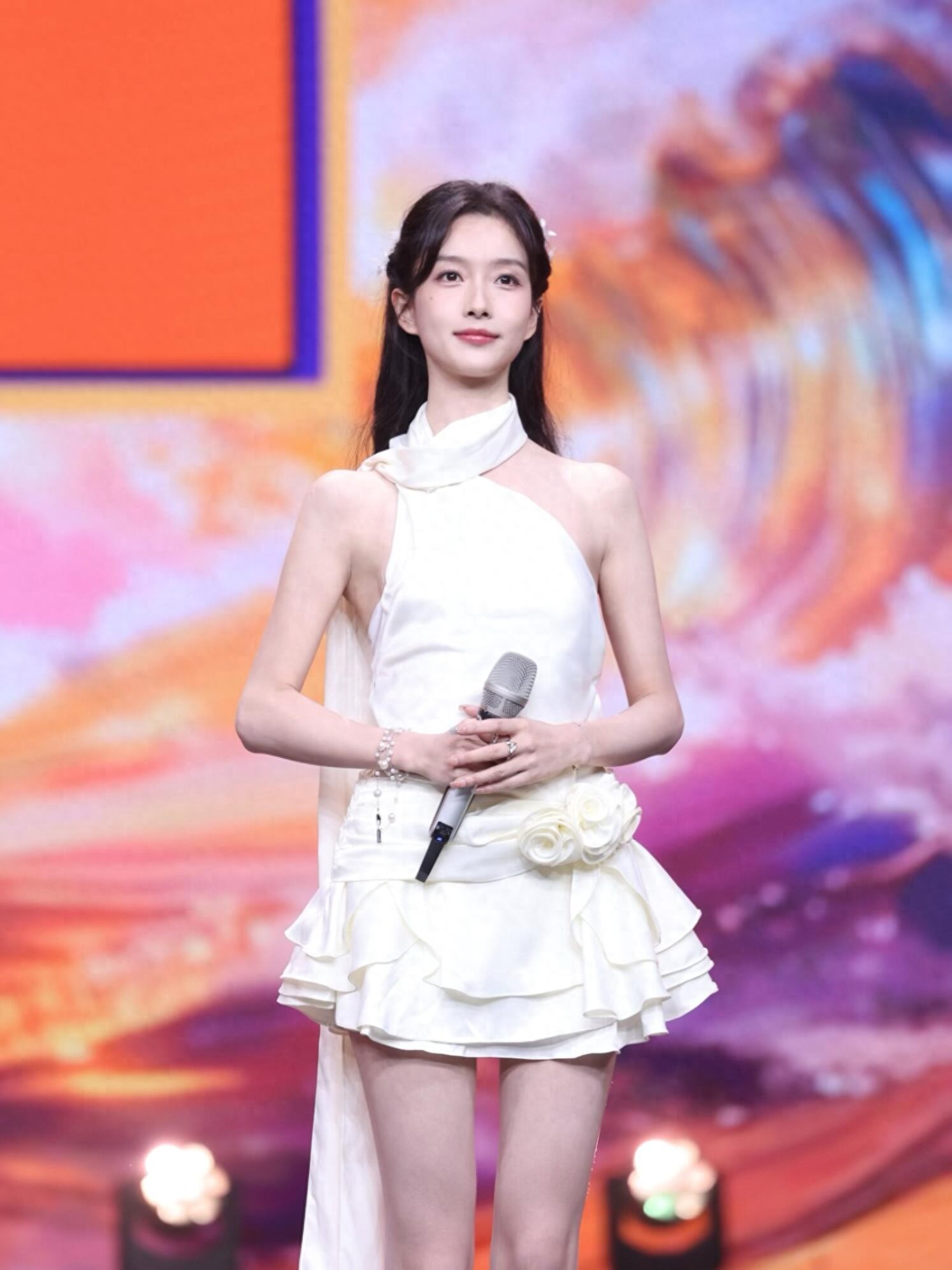 芒果电台主持人廖雨苇舞台主持风采,这个大长腿好美