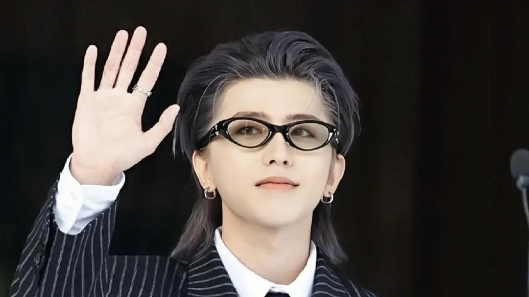 蔡徐坤首尔炸场！“财阀贵公子”造型引发韩媒热议