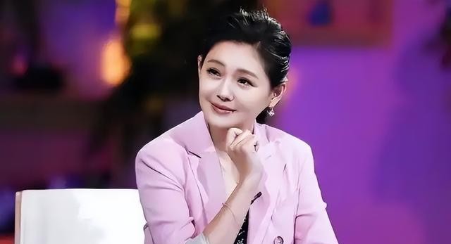 大S墓地曝光，和邓丽君相邻却是格子房，网友一个天上一个地下