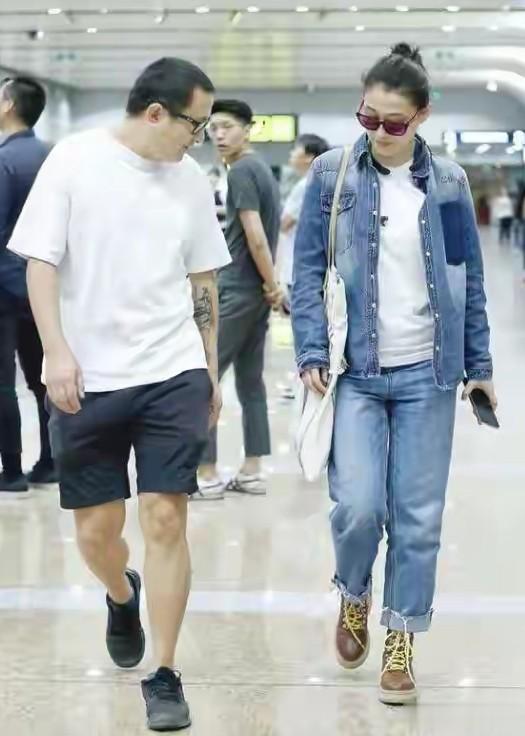 梅婷和老公现机场,蓝色牛仔套装+短靴如女神看不出是她太年轻了
