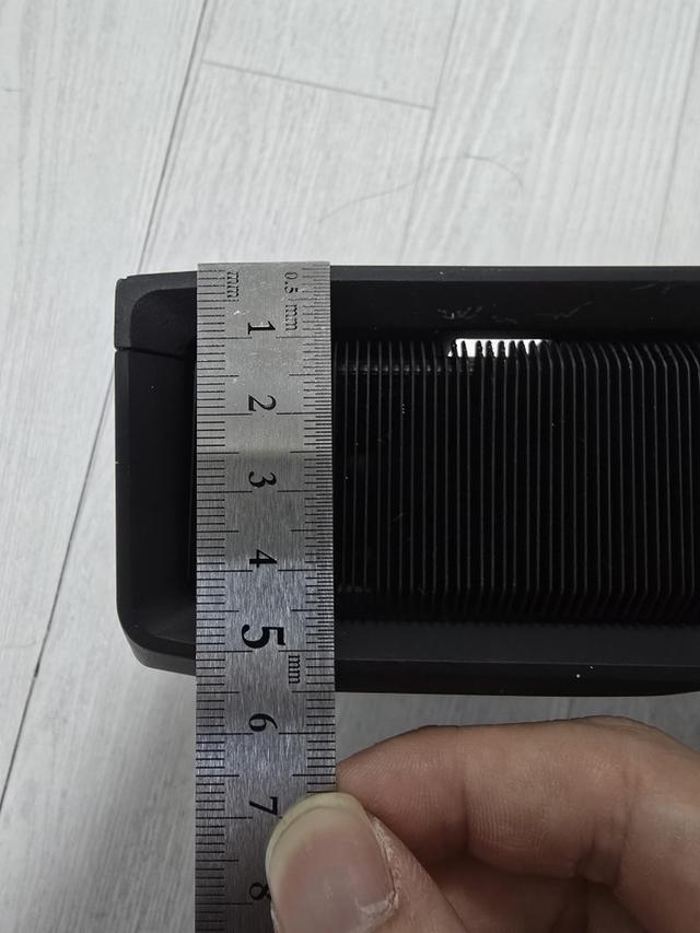 AMD胎死腹中的顶级显卡——“7990 XTX”散热器曝光,3x8Pin供电