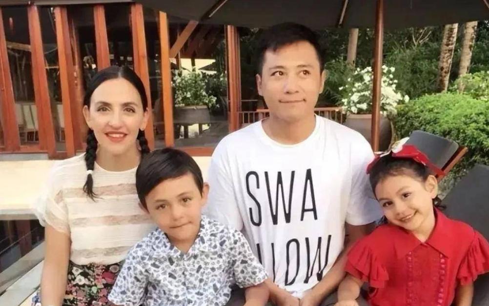 难怪说混血基因不扛老,47岁刘烨瘦回春了,却让儿子诺一尴尬了