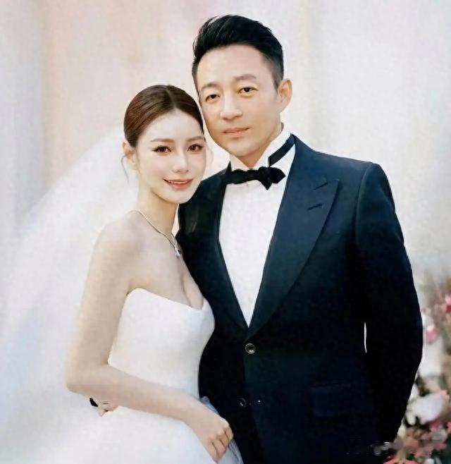 汪小菲被偶遇,消费降级坐火车,44岁近照又高很帅,已脱胎换骨了