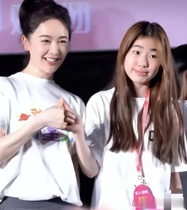 48岁左小青美出新高度!大波浪+蕾丝花边裙,高级时尚,显大长腿