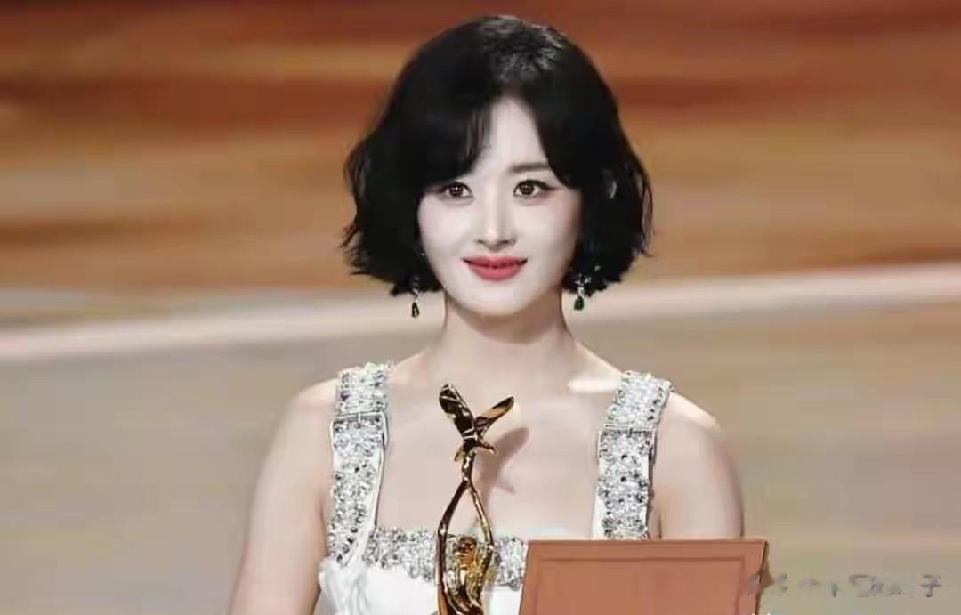 和景甜闪婚传闻2个月，冯绍峰又官宣喜讯，这次赵丽颖也高攀不起