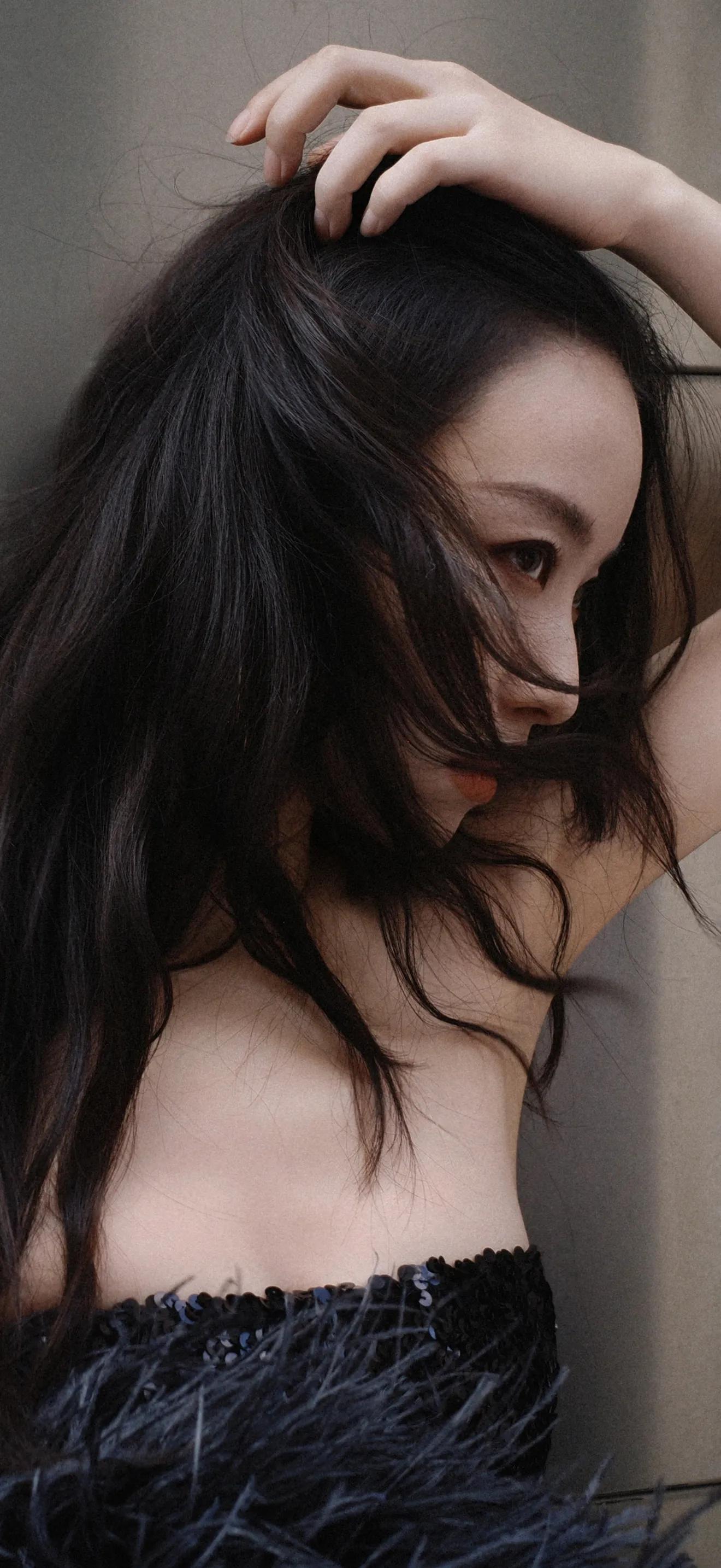 倪妮身着黑色亮片短裙亮相米兰时装周