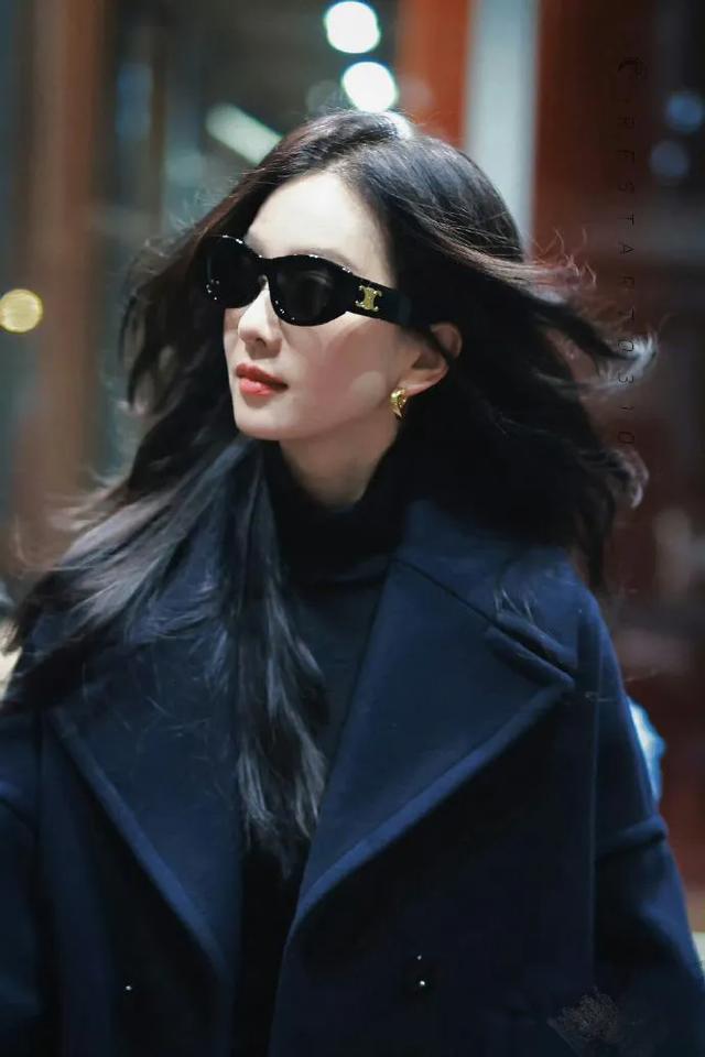 刘诗诗机场私服真会穿！藏蓝大衣+牛仔裤+短靴，时髦高级又洋气！