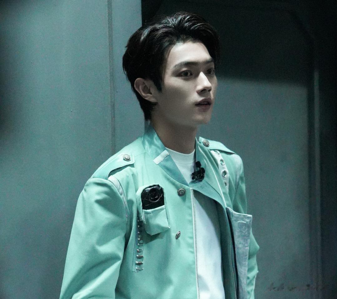 许凯复出进组!疑获资本力保,至今未回应赌博事件,网友怒斥头铁