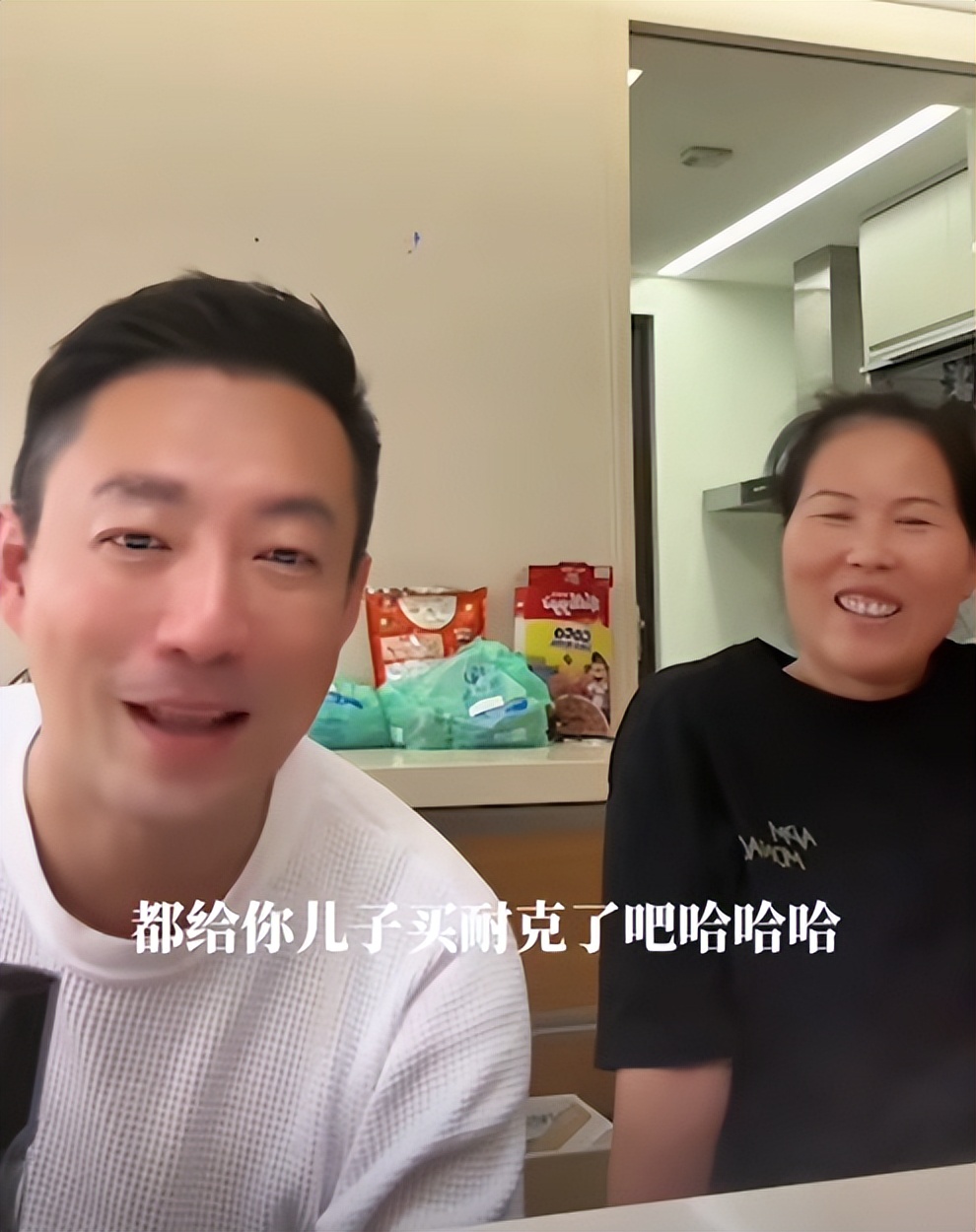 小杨阿姨内涵汪小菲，句句不提却句句在骂，她的退路可能早已铺好