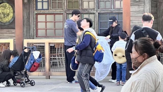 秋瓷炫回北京，和于晓光带儿子逛环球影城，夫妻俩瘦又高都好上镜