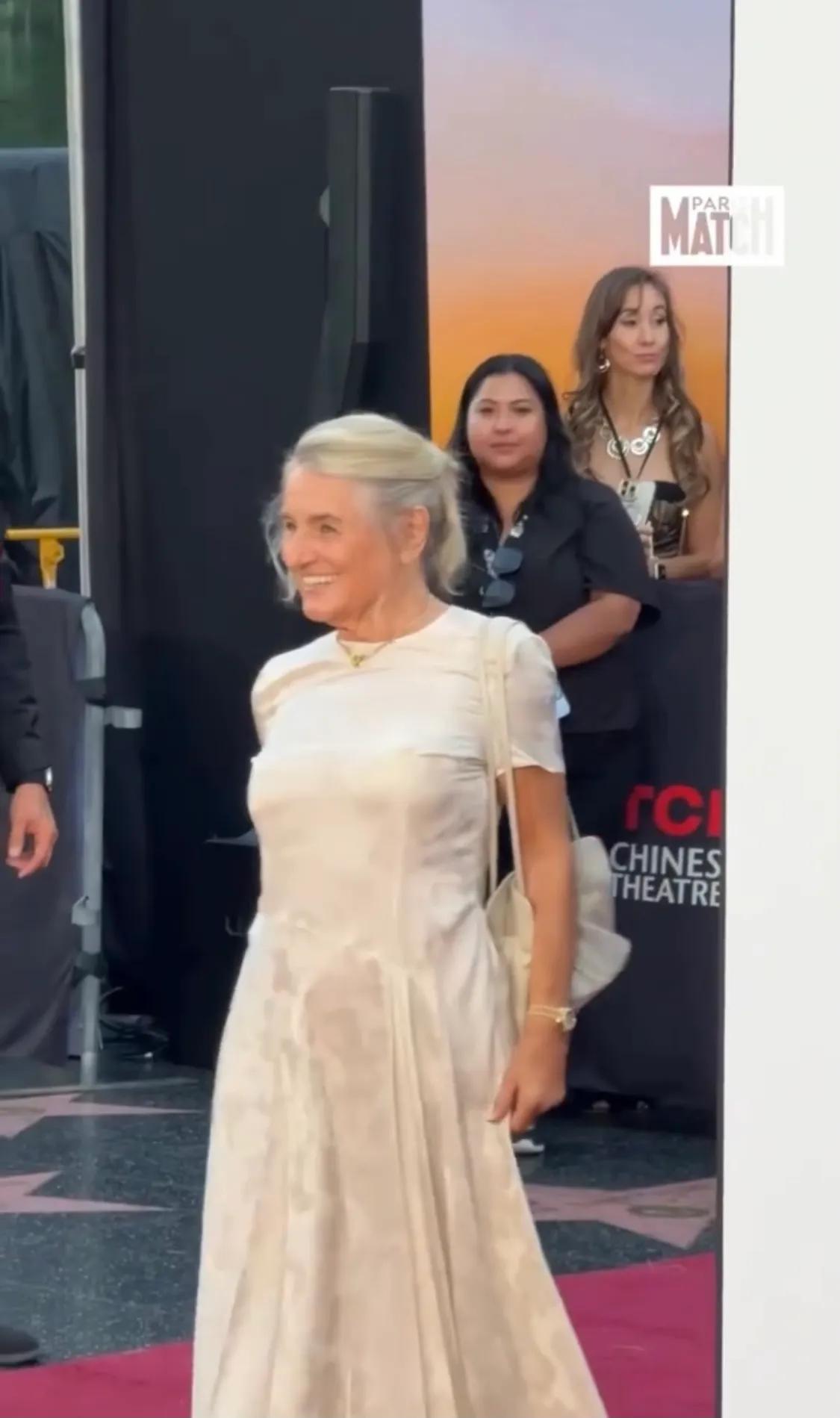 小李子带女友和爸妈来电影首映礼,他瘦回来了,女友斜眼看他妈妈