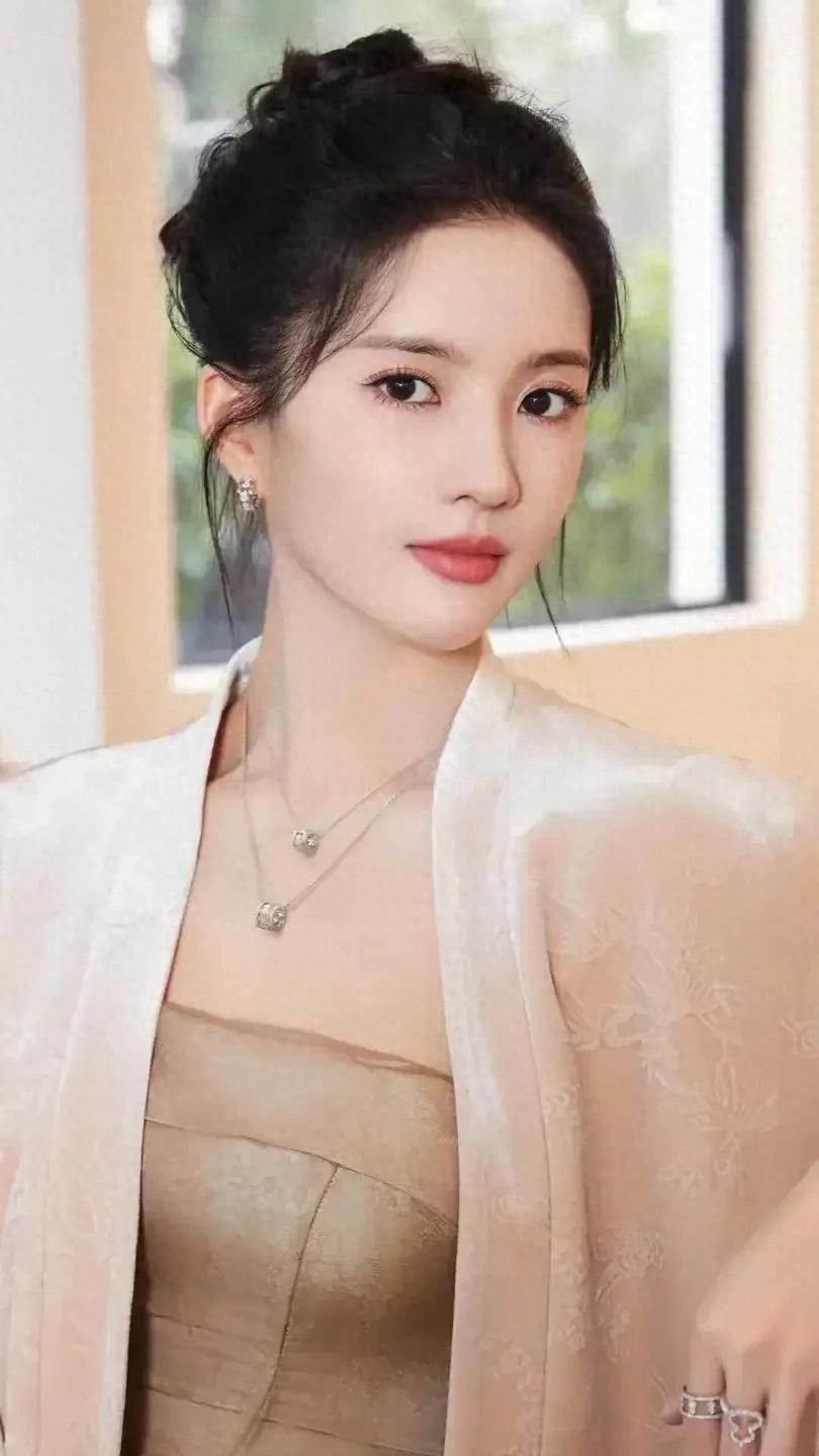 女演员周莉:演艺星河中的独特光芒!