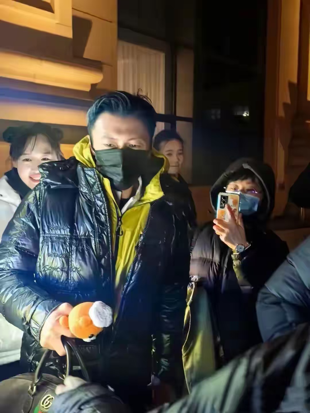 刘嘉玲组团滑雪！王菲带李嫣现身，冯德伦也在，9人同行喝酒庆祝