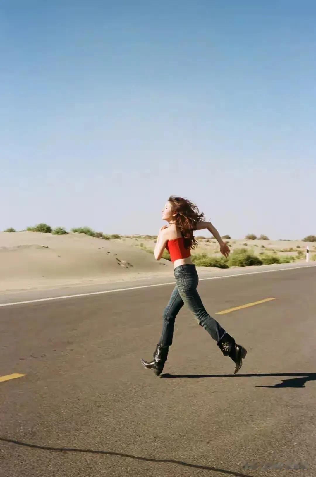 李兰迪26岁沙漠生日大片火爆出炉!这组图真的美到失语!