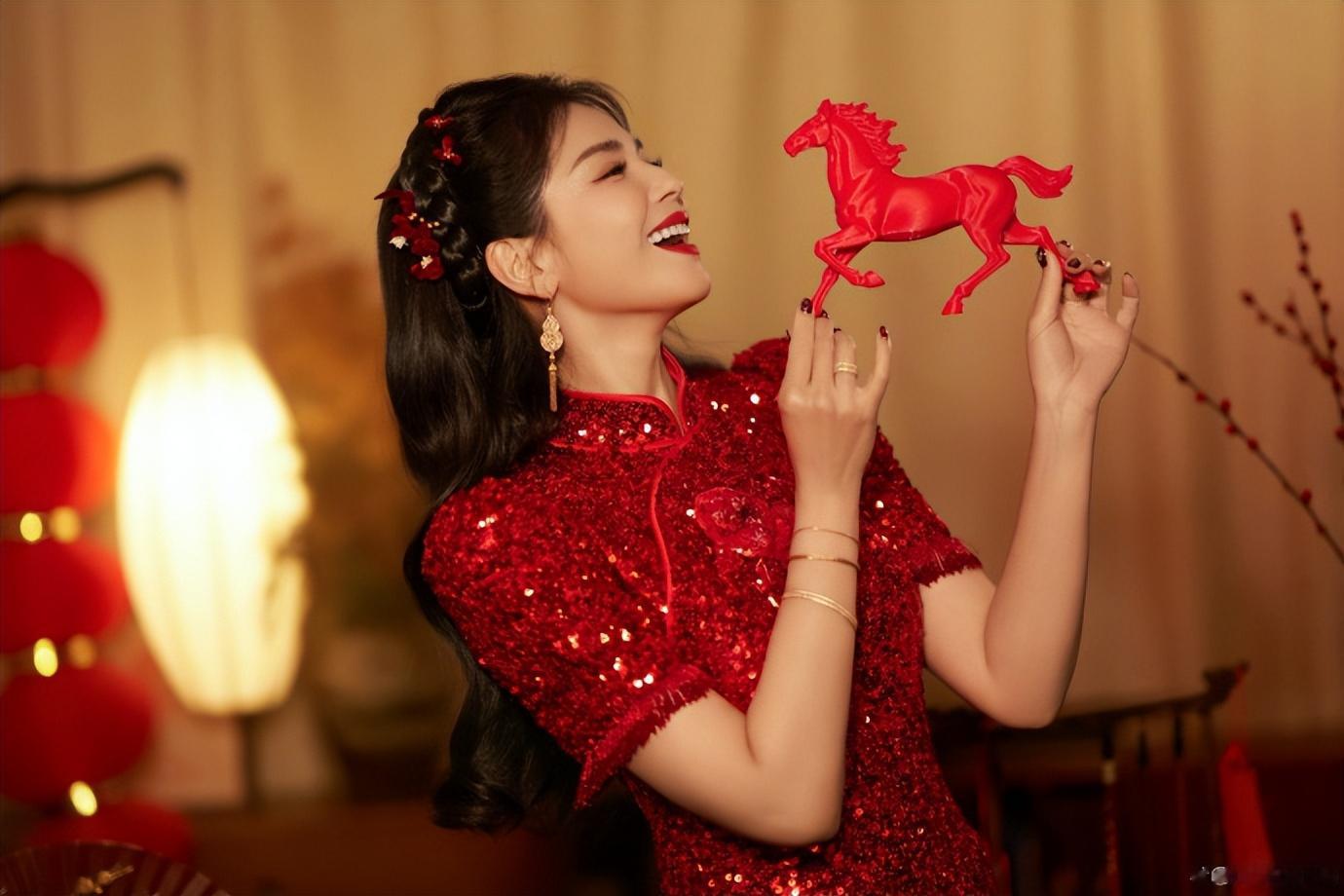 刘涛高开叉旗袍惊艳全网，把东方韵味焊在身上