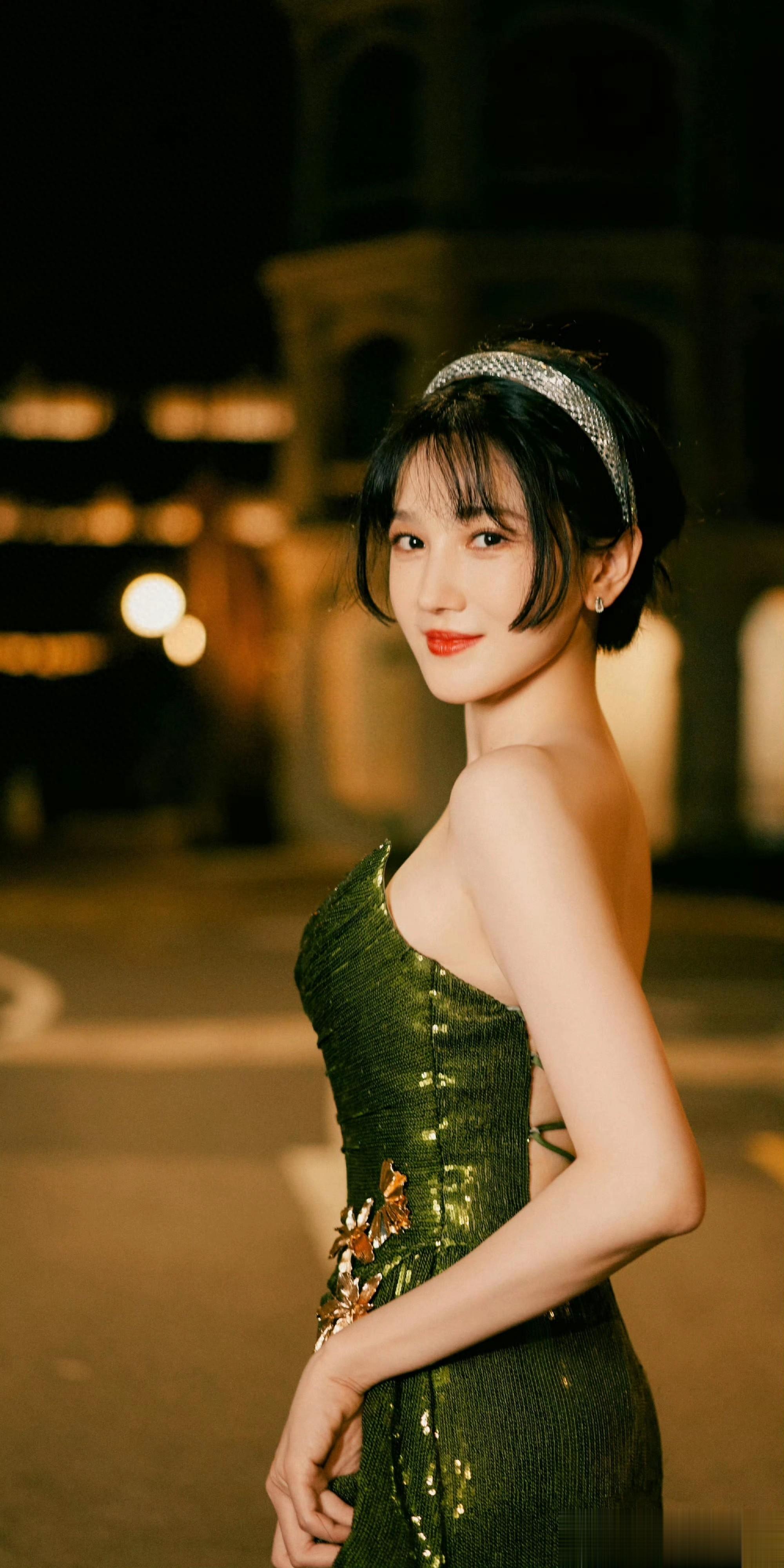 陈小纭墨绿亮片裙配闪钻发箍,夜街氛围感造型美到失语