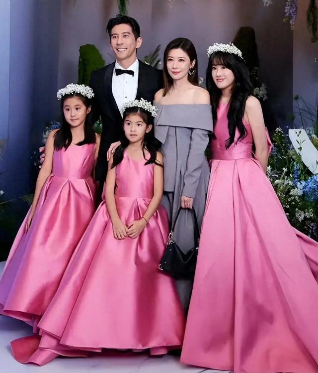 贾静雯一家成都逛街，50岁像30岁，咘咘天生高颅顶，但没波妞可爱