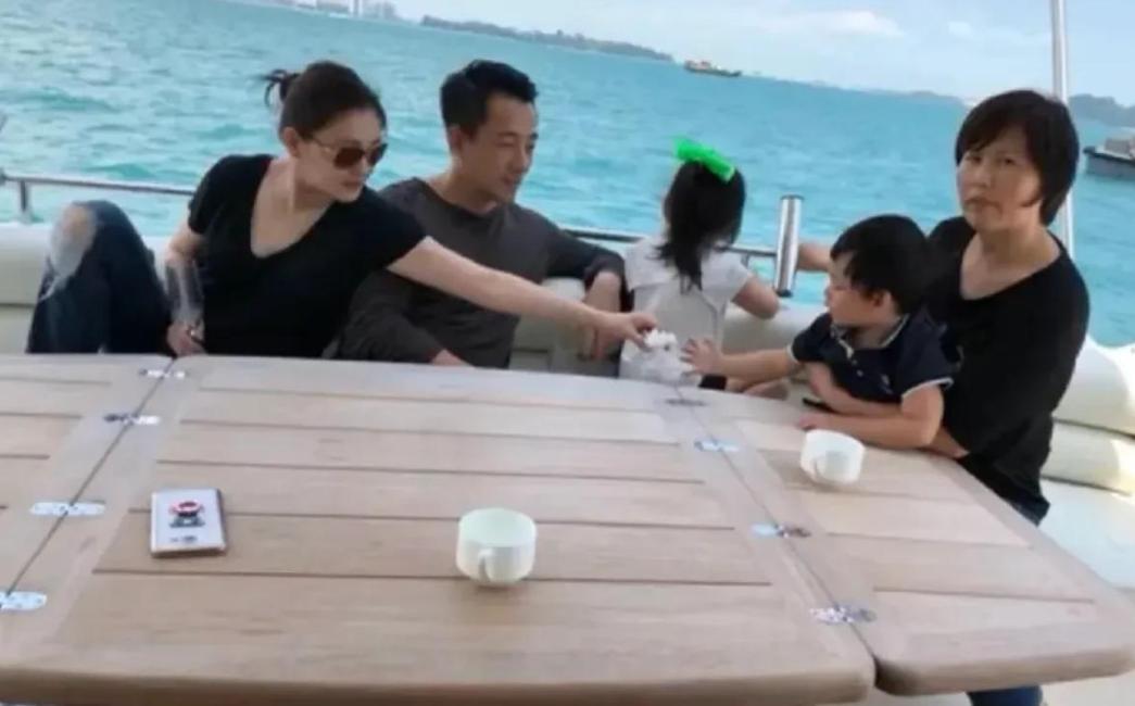 汪小菲一家元旦吃夜市逛街!12岁玥儿黏爸爸,和马筱梅牵手似闺蜜