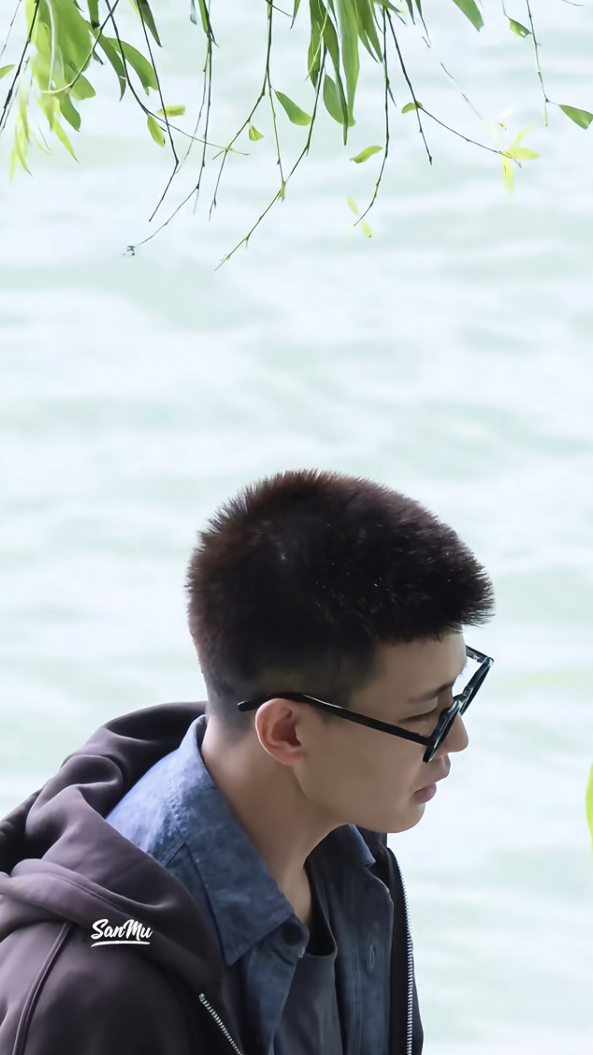 任嘉伦拍戏被偶遇，网友夸其很帅超绝头骨超绝下颌线，羡慕网友了