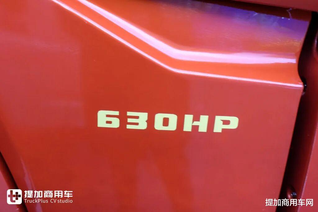 630匹大马力！康明斯一体化动力链加持，联合重卡金凤凰天然气牵引车实拍！