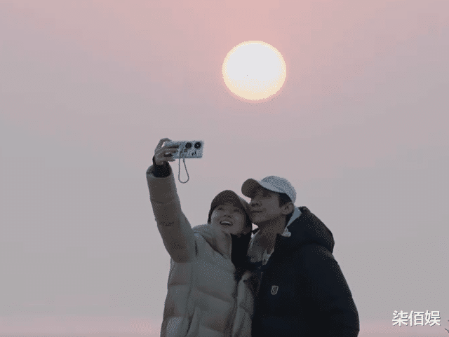 董璇新婚爱巢曝光，墙上挂满结婚照，张维伊搂着老婆亲吻好黏人