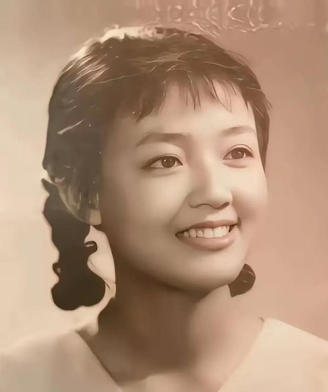 小井与张兰见面！拥抱并轻抚后背，张兰打扮精致，戴黑花悼念大S