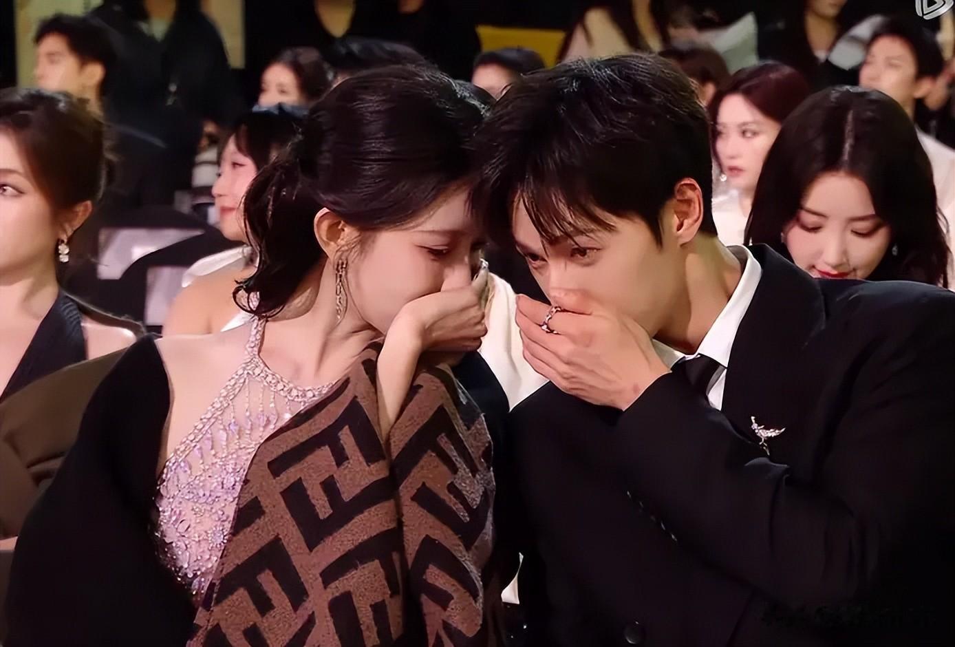 吴磊领奖镜头切赵露思，鞠婧祎脸僵像假人，星光大赏看点全在台下