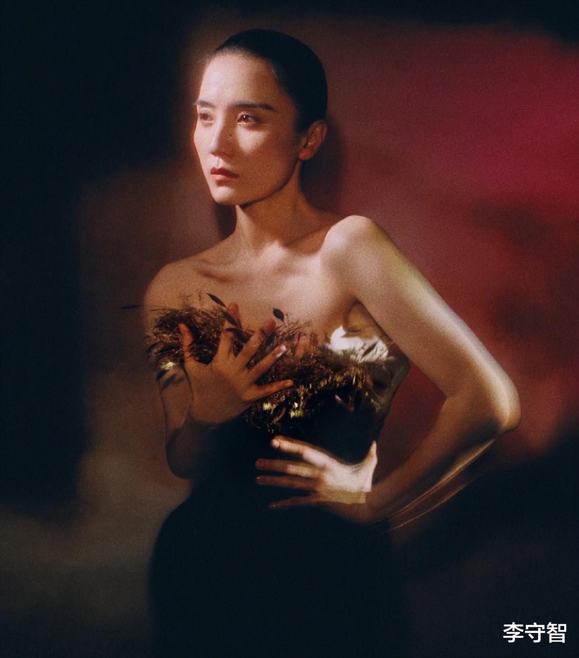 VOGUE群封争议多,85花扎堆杨幂不敌刘亦菲,90花代表热巴垮掉