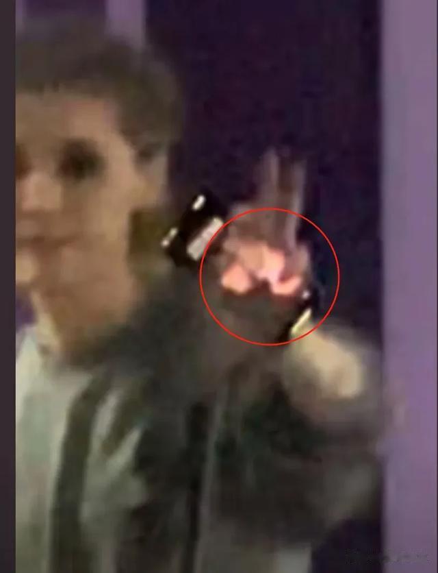 鹿晗关晓彤未分手?男方疑秀手机屏保合影,女方回CP应援词显暧昧