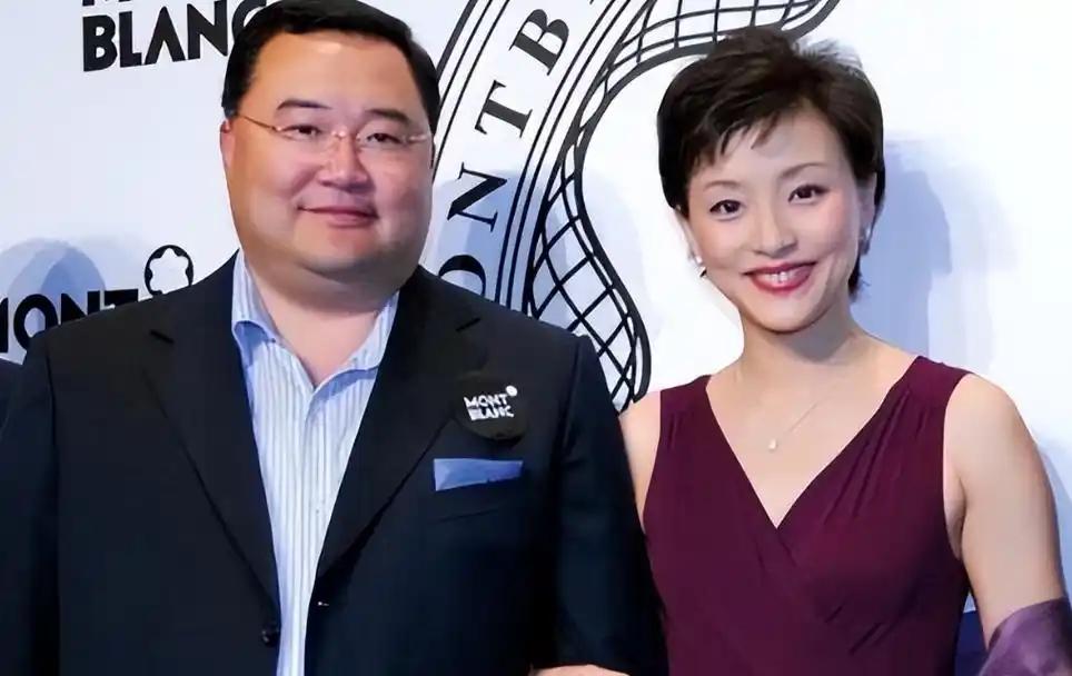 凤凰落地？57岁央视主持人上海参加活动，脸肿皱纹多，假发套抢镜