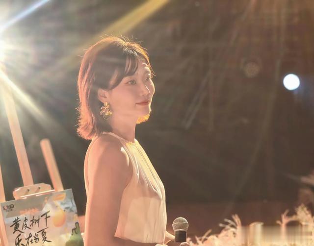 主持人李七月今日分享靓照，一袭白色挂脖裙国色天香，才貌双全！