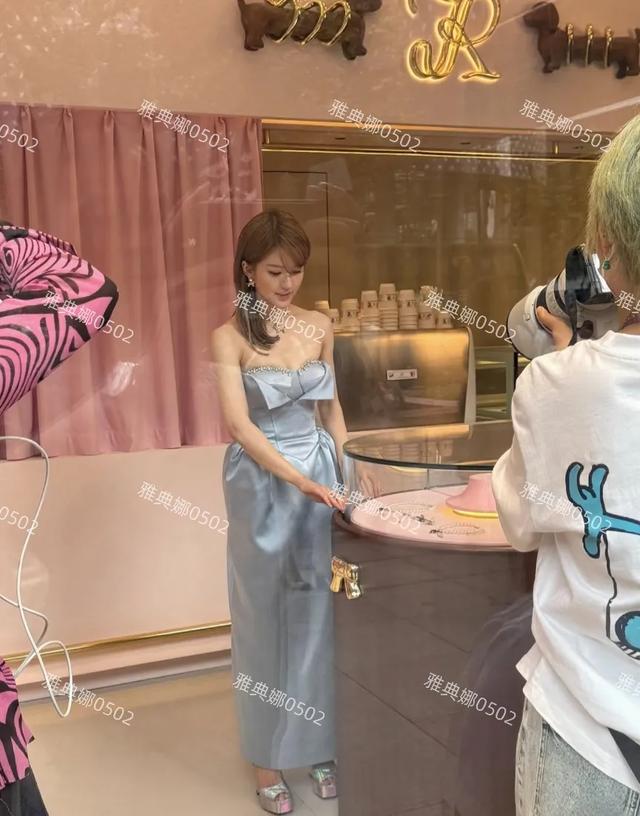 赵露思不能再瘦了，她的小身板已经跟七八岁的小女孩差不多了!