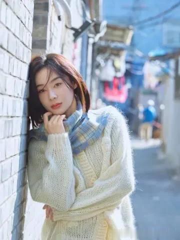 袁姗姗剪了波波头后气质大变！穿毛衣+蓝围巾+牛仔裤，温柔又减龄