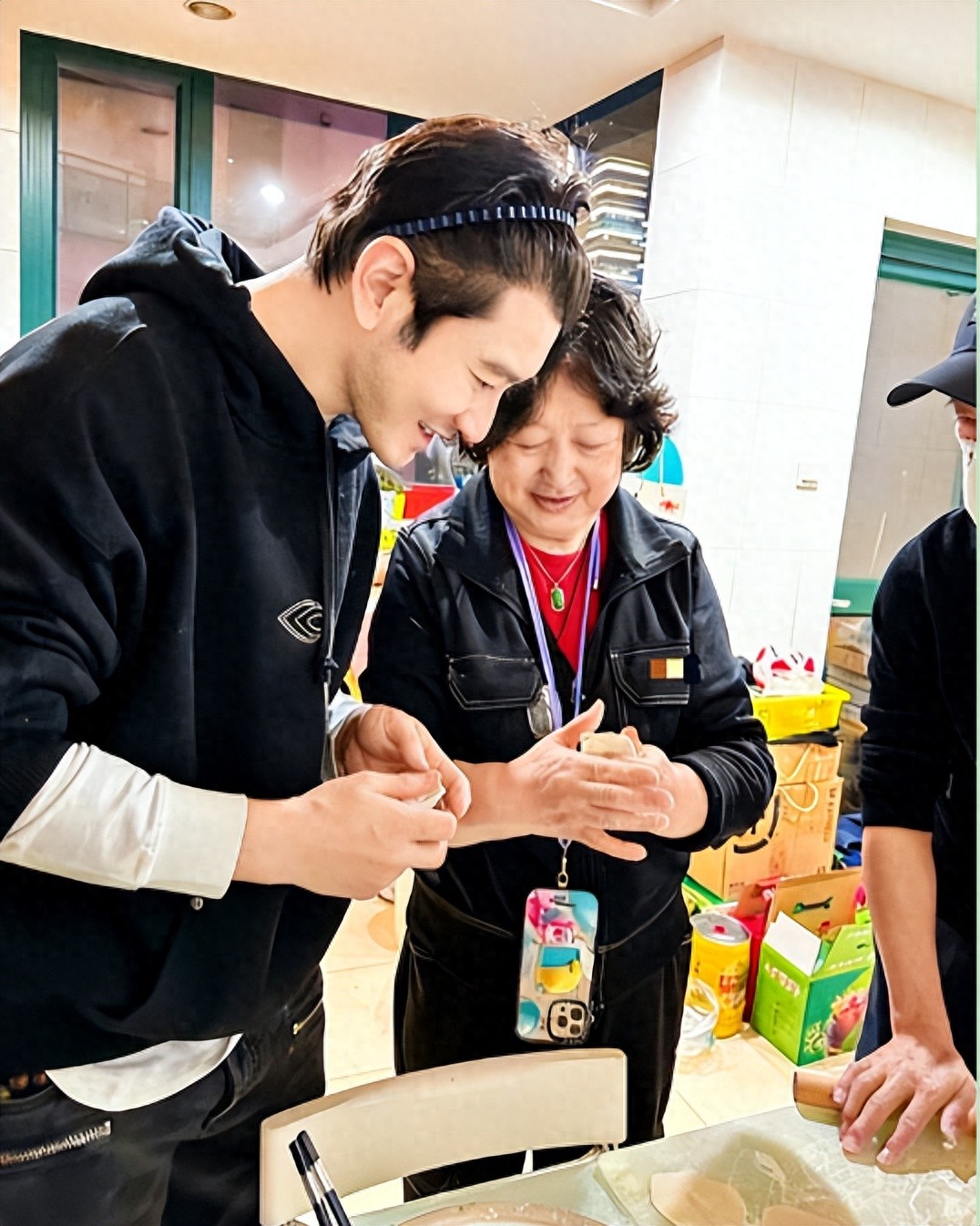 黄晓明冬至晒家常， 儿子小海绵擀面皮 ，手艺获赞有模有样