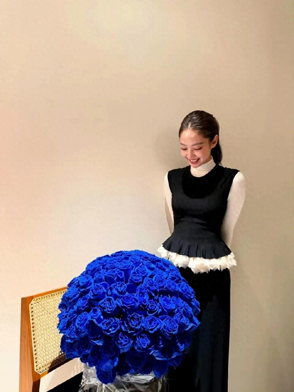 Jennie更新生日穿搭，这一套好优雅