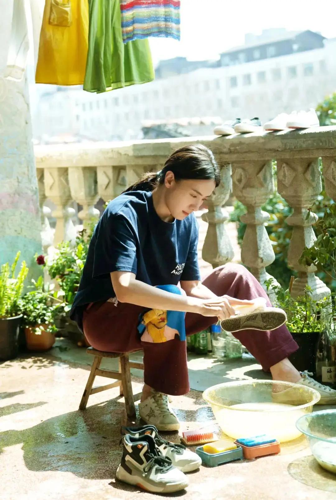 宋佳夺金鸡奖“影后”的瞬间，女演员间的微表情展现出一张人情网