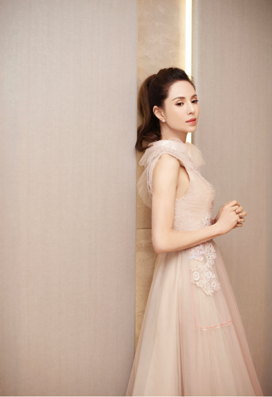 TVB前知名女星为渣男隐退8年,主动求婚两次被拒,为男方还上亿债