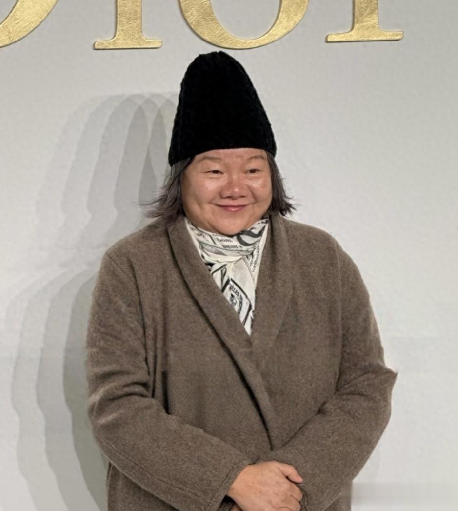 64岁洪晃在北京参加时尚活动，造型太一言难尽了，看起来土味十足