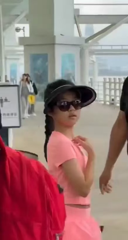 章子怡带全家游三亚！醒醒长胖了不少，儿子超帅，侄子有180高