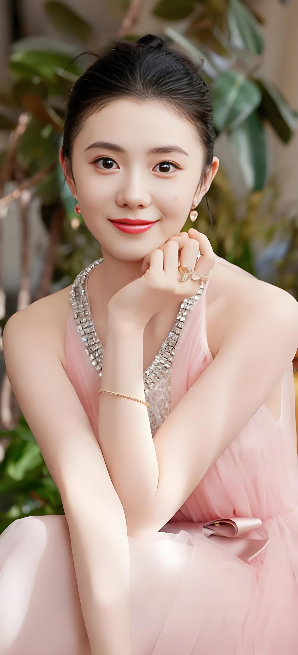 刘浩存今天穿了件白色连衣裙，优雅气质满分！