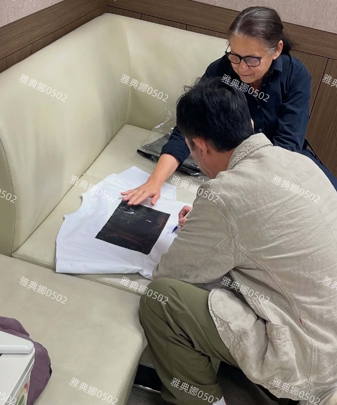 太平山顶偶遇梁朝伟， 他身边居然不是老婆刘嘉玲本人笑容十分迷人