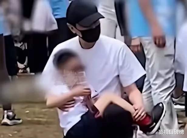 赵丽颖带儿子逛街看展,和朋友相聚热聊,6岁想想个子达妈妈腰部