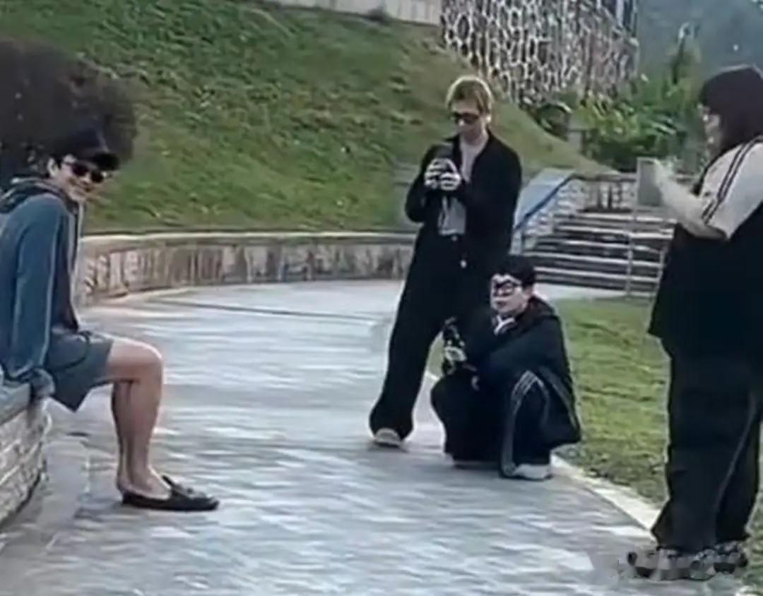 邓超广东街头坐花坛，穿拖鞋大裤衩，合影扭腰摆拍比粉丝还会整活