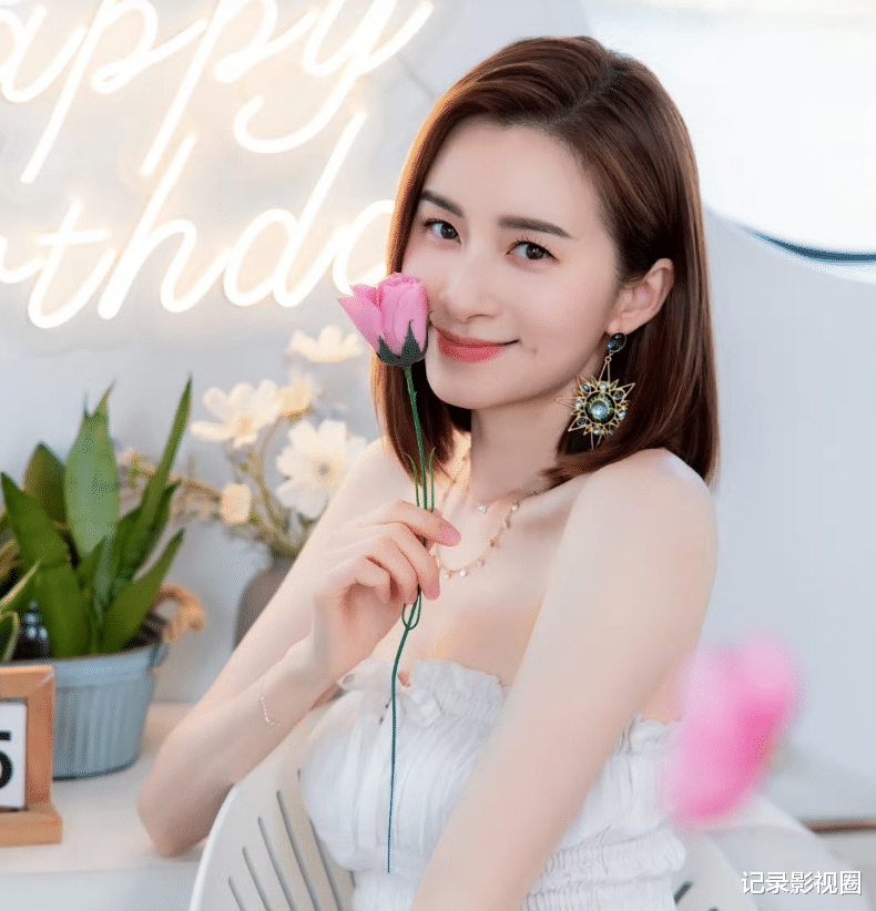 TVB“最美女配角”沈卓盈,曾被指一心嫁豪门,如今41岁依然性感