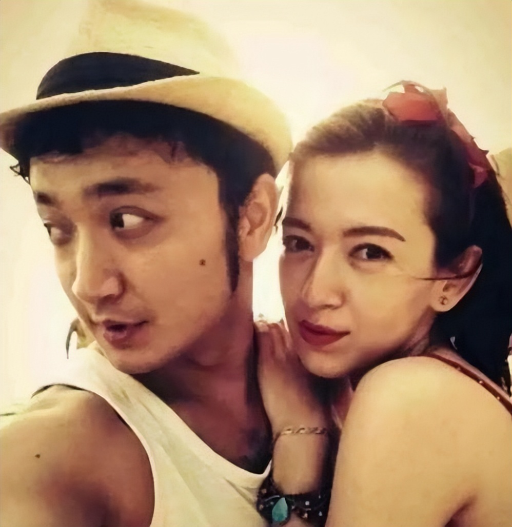 母亲是演员，二婚重组嫁翻译官父亲，难怪42岁尼格买提离婚无儿女