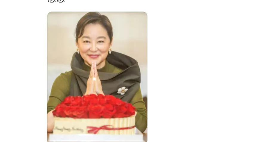 林青霞晒71岁庆生照，双手合十笑容恬静，网友称赞：岁月沉淀的优雅范本