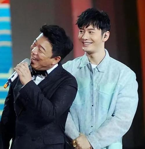 五一假期！黄晓明陈梦现身家庭聚餐，海鲜大餐诱人，俩人喝开心了